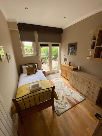 Braid Rd Stunning Villa - image 4