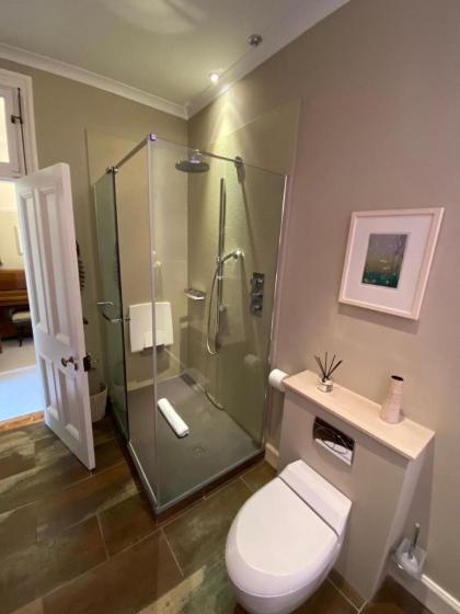 Braid Rd Stunning Villa - image 6