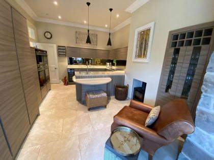 Braid Rd Stunning Villa - image 7