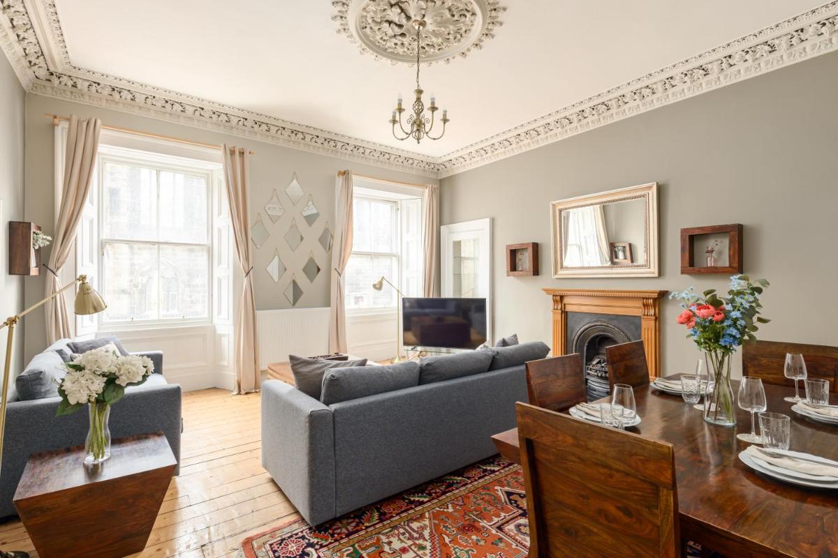 2 Bed Old Town Apartment - Next To Castle - main image