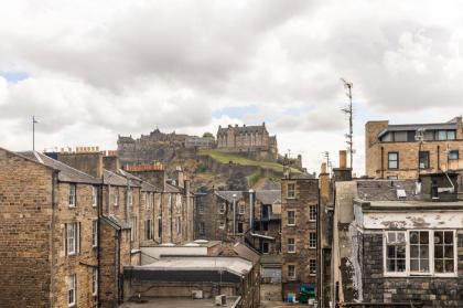 Amazing Castle View Apartment - image 10