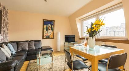 Amazing Castle View Apartment - image 2