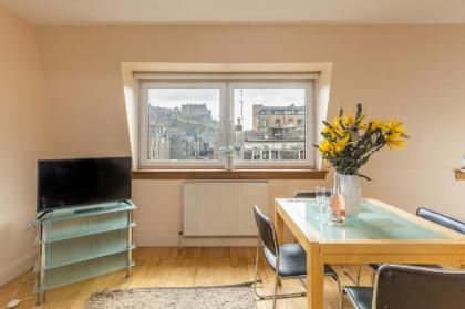 Amazing Castle View Apartment - image 4