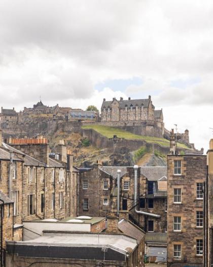 Amazing Castle View Apartment - image 8