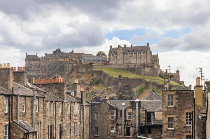 Amazing Castle View Apartment - image 9