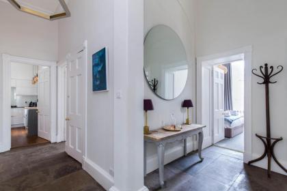 Magnificent Georgian 3-Bedroom Apartment in New Town - image 10