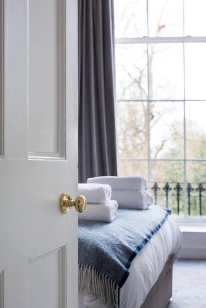 Magnificent Georgian 3-Bedroom Apartment in New Town - image 11