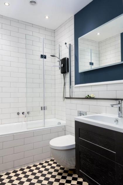 Magnificent Georgian 3-Bedroom Apartment in New Town - image 15