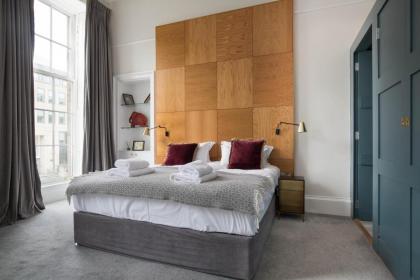 Magnificent Georgian 3-Bedroom Apartment in New Town - image 16
