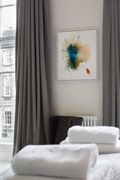 Magnificent Georgian 3-Bedroom Apartment in New Town - image 18