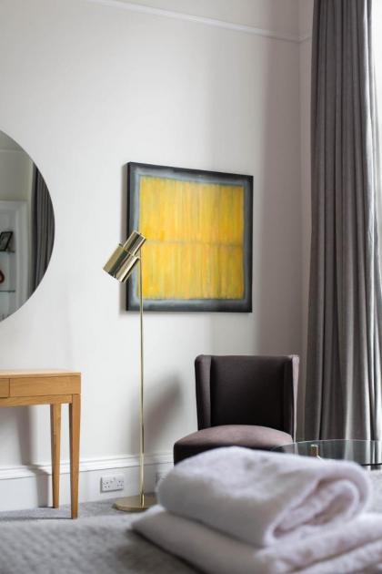 Magnificent Georgian 3-Bedroom Apartment in New Town - image 19