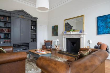 Magnificent Georgian 3-Bedroom Apartment in New Town - image 2