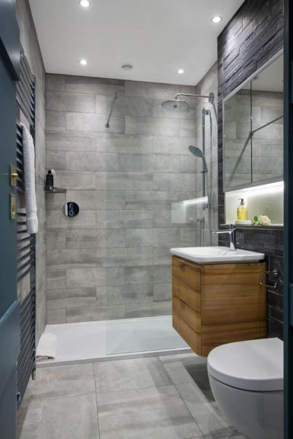 Magnificent Georgian 3-Bedroom Apartment in New Town - image 20