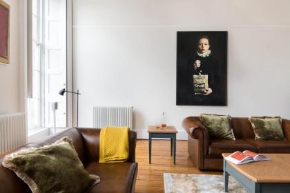 Magnificent Georgian 3-Bedroom Apartment in New Town - image 4