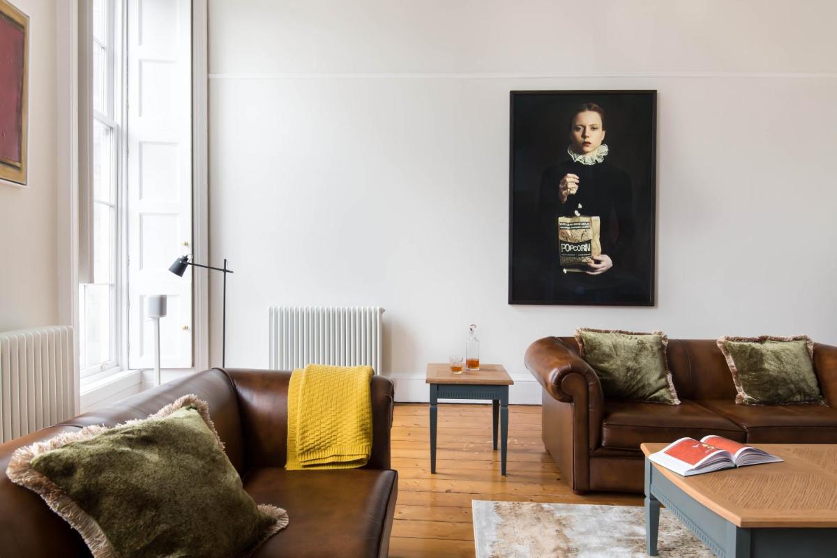 Magnificent Georgian 3-Bedroom Apartment in New Town - image 4