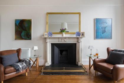 Magnificent Georgian 3-Bedroom Apartment in New Town - image 5