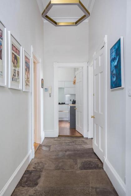 Magnificent Georgian 3-Bedroom Apartment in New Town - image 7