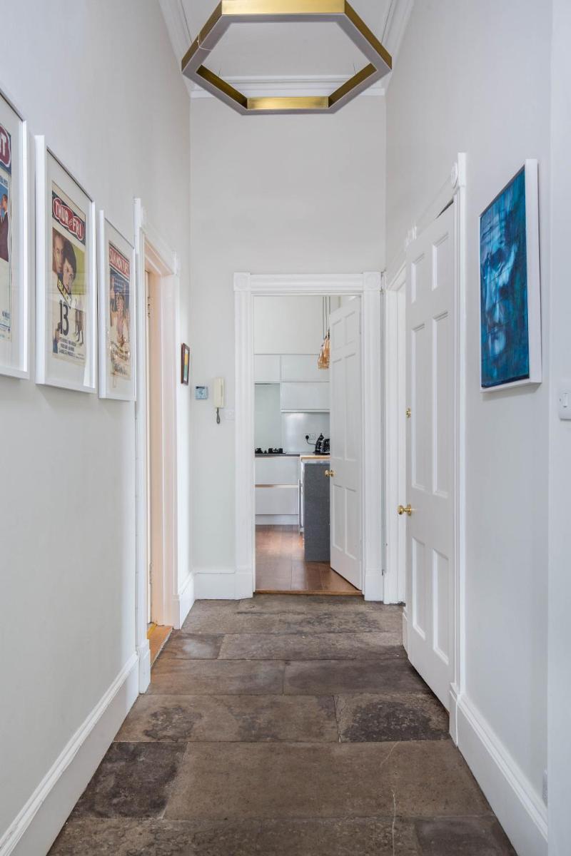 Magnificent Georgian 3-Bedroom Apartment in New Town - image 7
