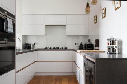 Magnificent Georgian 3-Bedroom Apartment in New Town - image 9