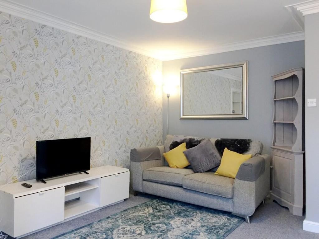 Lovely 3 Bedroom Serviced Flat in Dunbar - main image