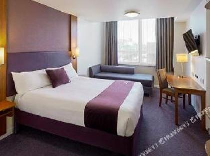 Premier Inn Edinburgh (Princes Street) - image 11
