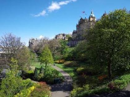 Premier Inn Edinburgh (Princes Street) - image 2