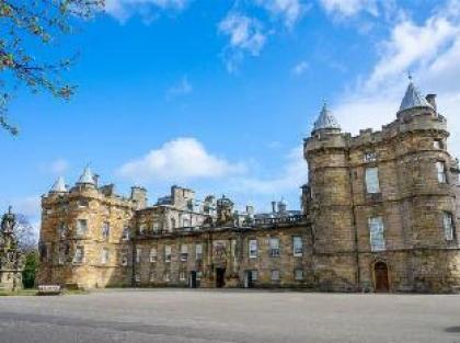 Premier Inn Edinburgh (Princes Street) - image 3