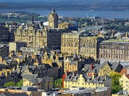 Premier Inn Edinburgh (Princes Street) - image 8