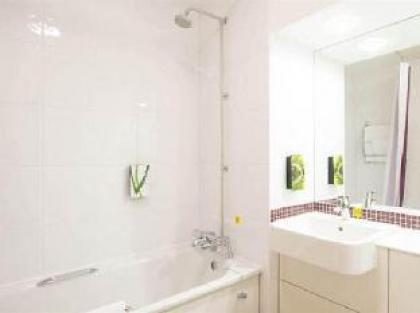 Premier Inn Edinburgh (Princes Street) - image 9