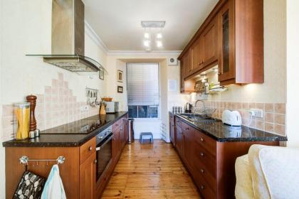 GuestReady - Historic Edinburgh Old Town Apartment - image 10