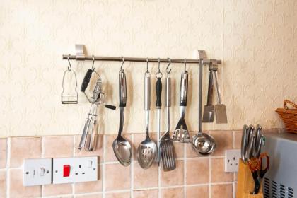 GuestReady - Historic Edinburgh Old Town Apartment - image 12