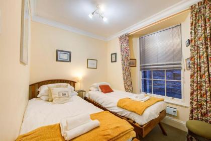 GuestReady - Historic Edinburgh Old Town Apartment - image 15