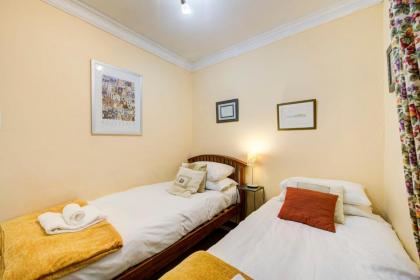 GuestReady - Historic Edinburgh Old Town Apartment - image 16