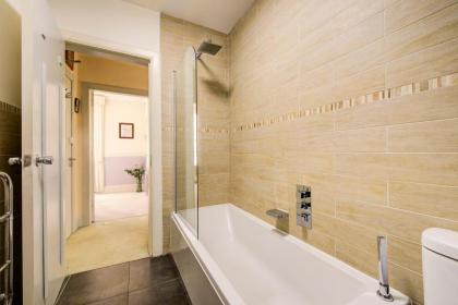 GuestReady - Historic Edinburgh Old Town Apartment - image 17