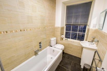 GuestReady - Historic Edinburgh Old Town Apartment - image 18