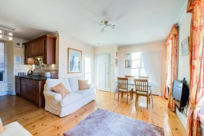 GuestReady - Historic Edinburgh Old Town Apartment - image 2