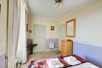 GuestReady - Historic Edinburgh Old Town Apartment - image 21