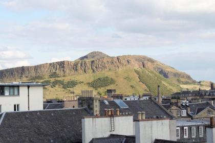 GuestReady - Historic Edinburgh Old Town Apartment - image 22