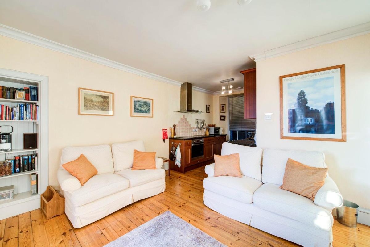 GuestReady - Historic Edinburgh Old Town Apartment - image 3