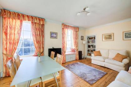 GuestReady - Historic Edinburgh Old Town Apartment - image 4