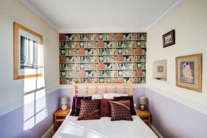 GuestReady - Historic Edinburgh Old Town Apartment - image 5