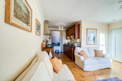GuestReady - Historic Edinburgh Old Town Apartment - image 6
