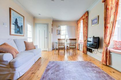 GuestReady - Historic Edinburgh Old Town Apartment - image 7