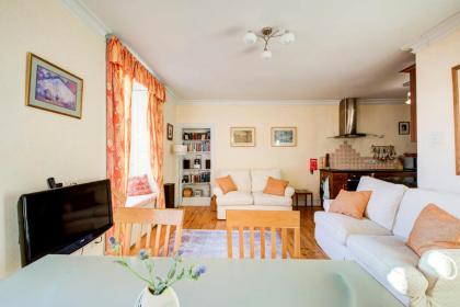 GuestReady - Historic Edinburgh Old Town Apartment - image 8