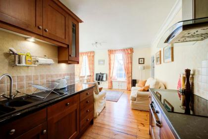 GuestReady - Historic Edinburgh Old Town Apartment - image 9