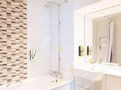 Premier Inn Edinburgh Park (Airport) - image 7