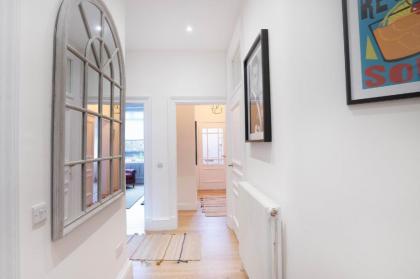Meadowbank Residence 3bed free parking - image 4