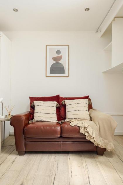 Central Studio Near Usher Hall & Edinburgh Castle - image 12