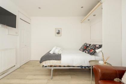 Central Studio Near Usher Hall & Edinburgh Castle - image 2