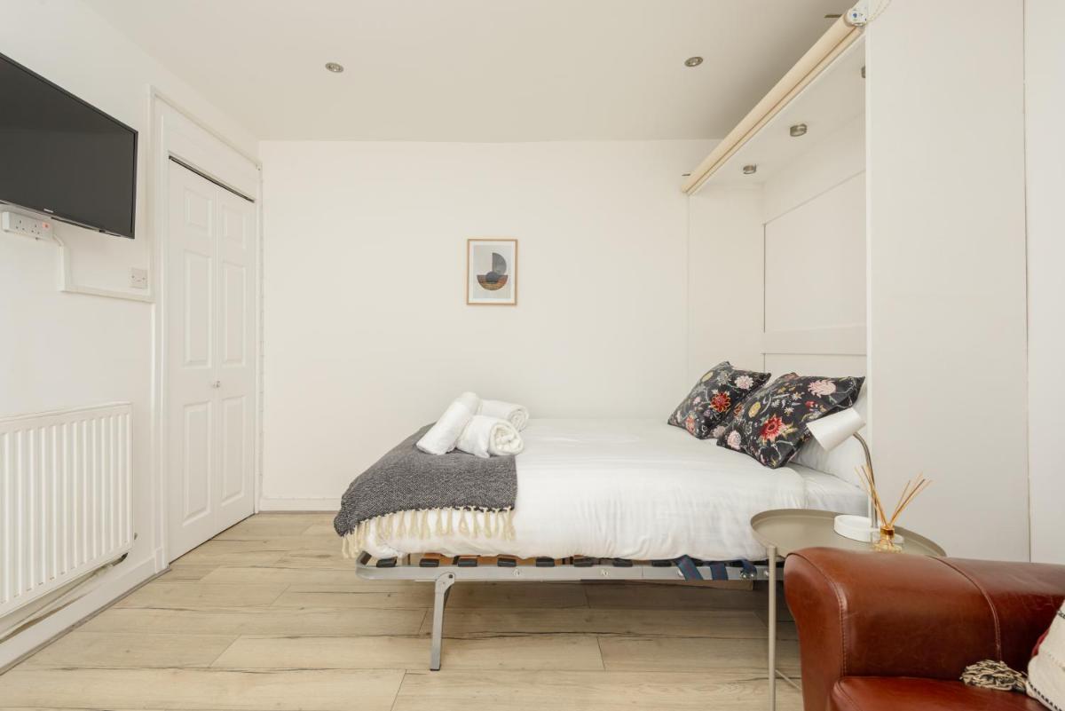 Central Studio Near Usher Hall & Edinburgh Castle - image 2